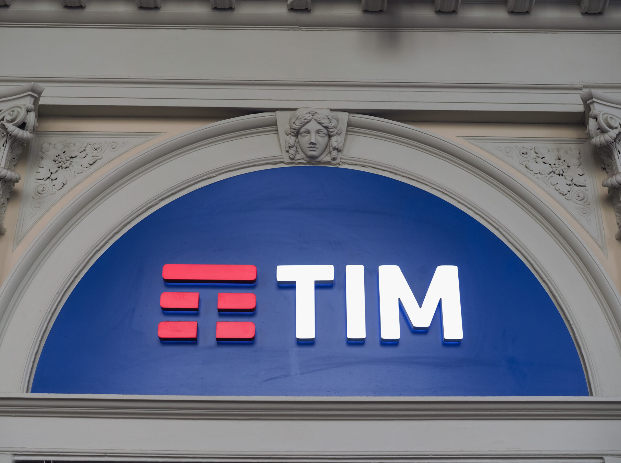 TIM: EBITDA After Lease in crescita del 10,1% nel 2024, debito sotto i 7,3 miliardi